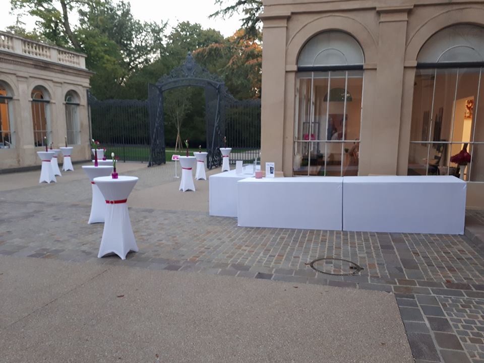 Location housse blanche table buffet à Paris