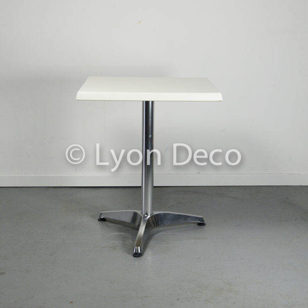 Location guéridon pied inox plateau carré blanc