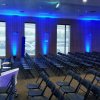 conférence avec chaise pliante noire